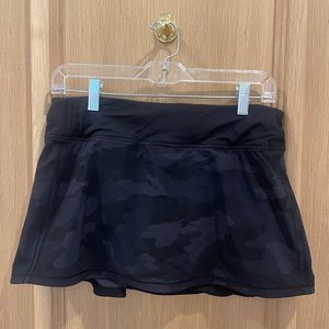Black Camo Lululemon Pace Rival Mid-Rise skirt size 8